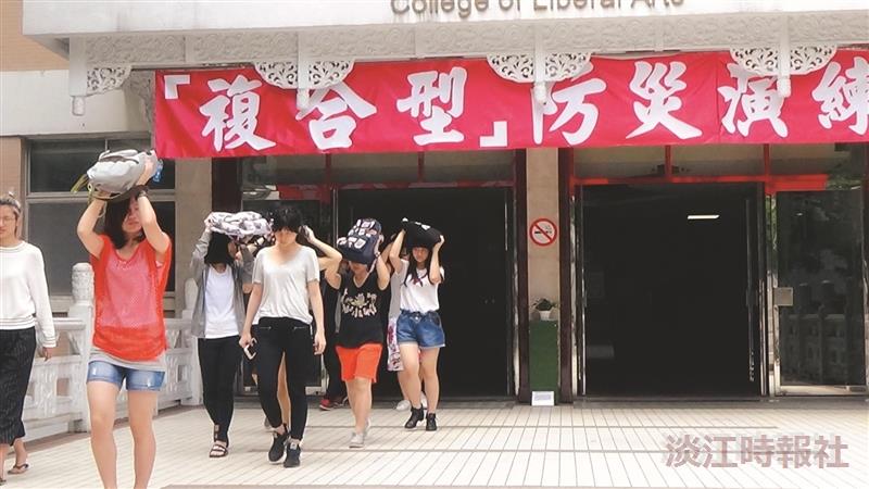 地震避難掩護演練