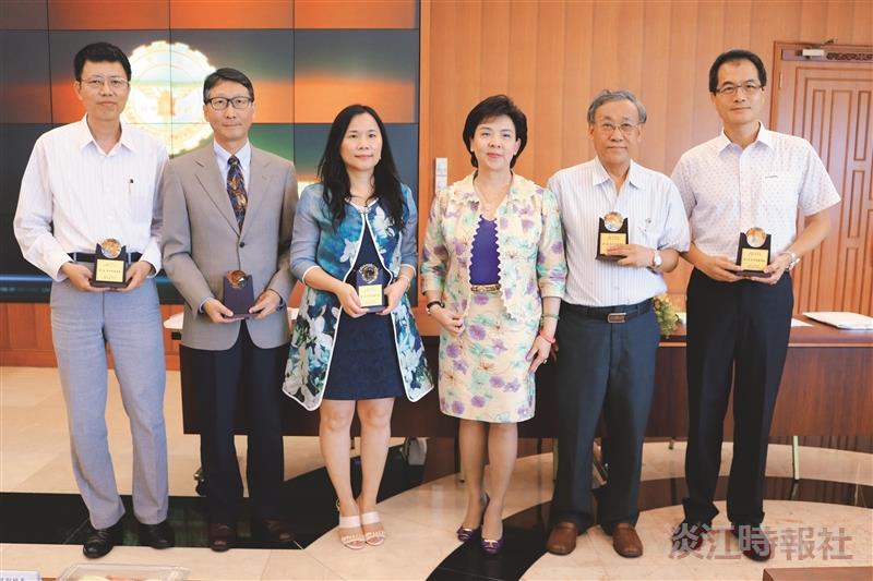 第75次校務會議 張校長頒第4屆系所發展獎勵