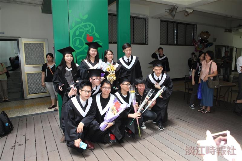 產經系自辦畢典歡送滿溫馨