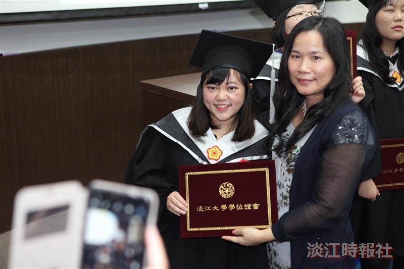 統計系自辦畢典歡送滿溫馨