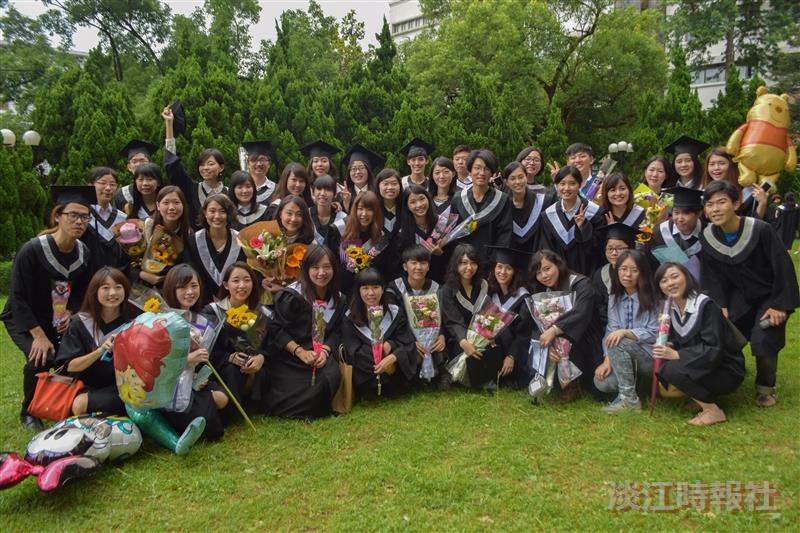 日文系自辦畢典歡送滿溫馨