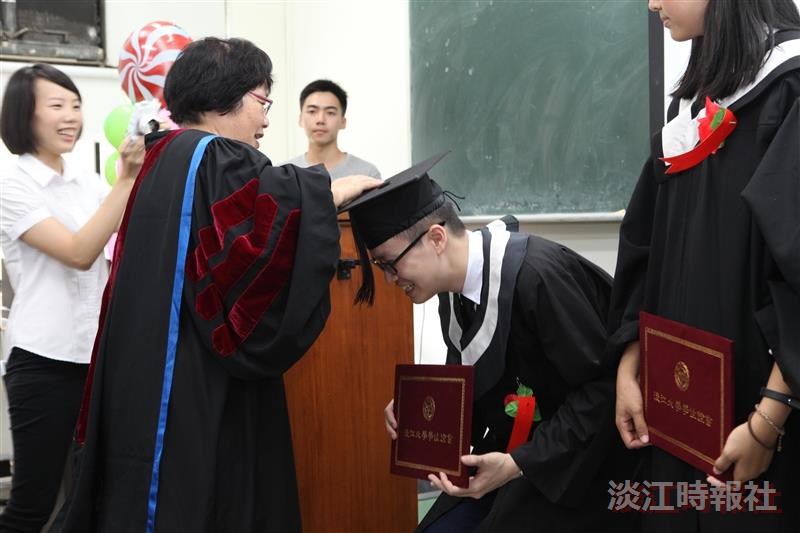 經濟系自辦畢典歡送滿溫馨