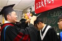化材系自辦畢典歡送滿溫馨