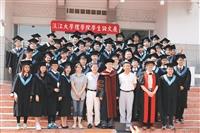 物理系自辦畢典歡送滿溫馨