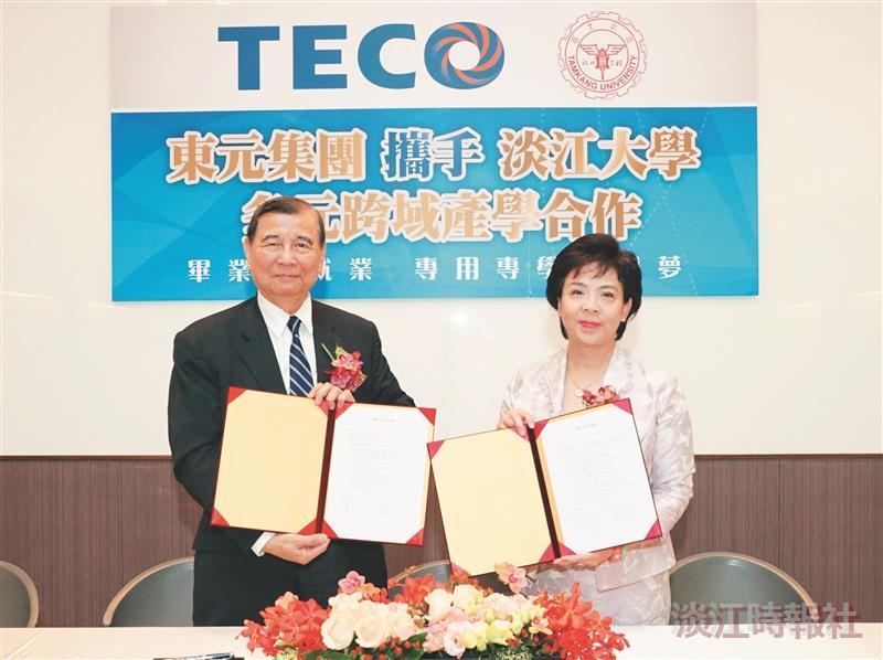 President Chang (R) and TECO Director Huang Mao-Hsiung (L) completing the Industry Collaboration Signing Ceremony on 14 June. (Photo Credit: Lu Yi-Feng)