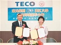 President Chang (R) and TECO Director Huang Mao-Hsiung (L) completing the Industry Collaboration Signing Ceremony on 14 June. (Photo Credit: Lu Yi-Feng)