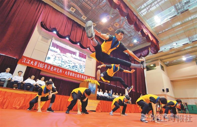淡江傳統 登坡迎開學 浩浩淡江新鮮人 大學生活GO