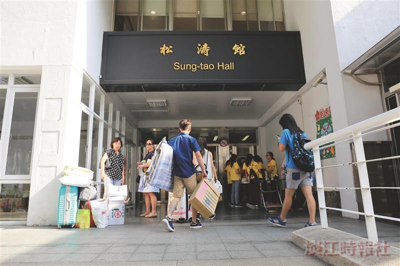 大包小包扛進女宿