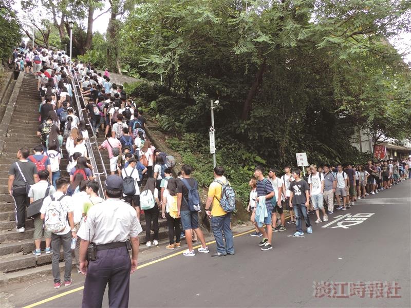 淡江傳統 登坡迎開學 浩浩淡江新鮮人 大學生活GO