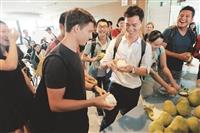 歡慶中秋 境外生比拚剝柚