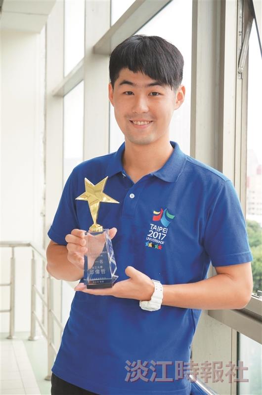 管科碩二邱偉哲 熱情服務 臺北世大運宣傳先鋒