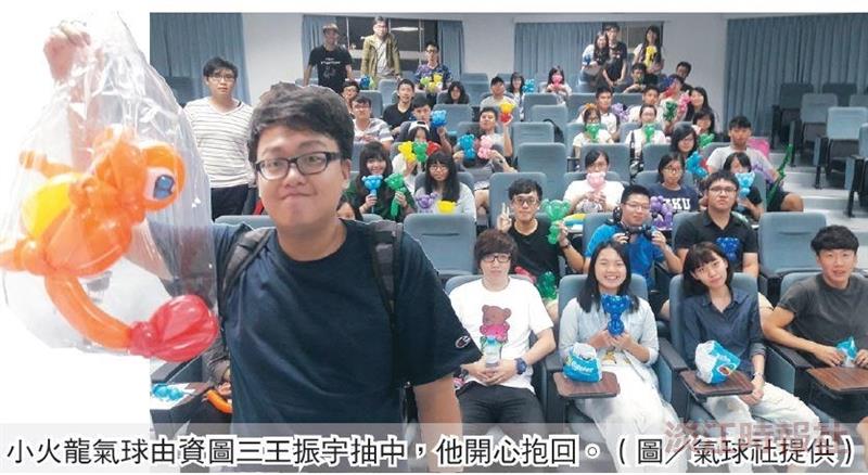 小火龍氣球由資圖三王振宇抽中，他開心抱回。（圖／氣球社提供）