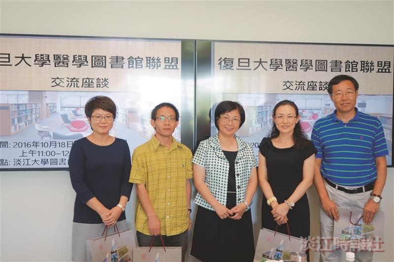 姊妹校復旦大醫學圖館來訪 讚RFID預約書系統