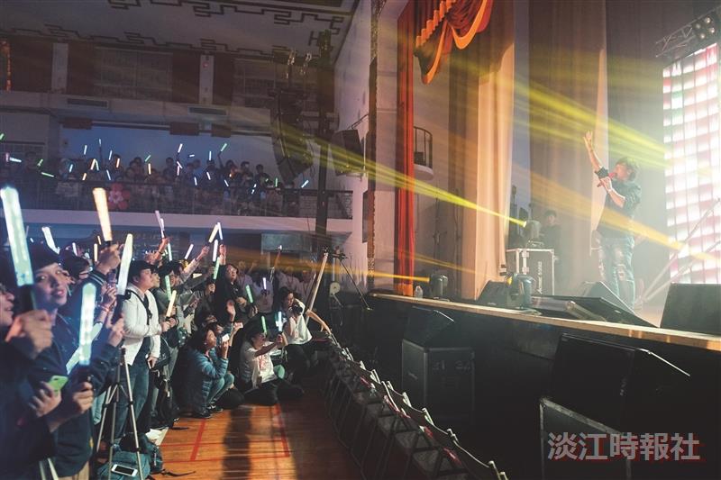 奇幻旅程1500人搶看Hebe演唱