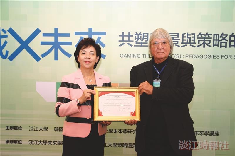 張校長獲HRCFS頒 推廣未來學傑出成就獎