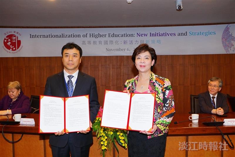 由校長張家宜（右）代表和吉林大學副校長王利鋒進行公行系與吉林大學行政學院雙學位合作意向書交換。（攝影／盧逸峰）