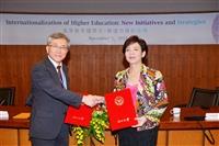 由校長張家宜（右）代表與日本電氣通信大學理事中野和司進行研究所國際共同研究計畫約本交換。（攝影／盧逸峰）