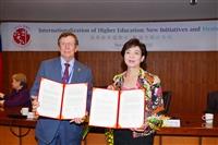 校長張家宜（右）代表，與美國佛羅里達理工學院校長T. Dwayne McCay 簽署雙學位合作備忘錄。（攝影／盧逸峰）