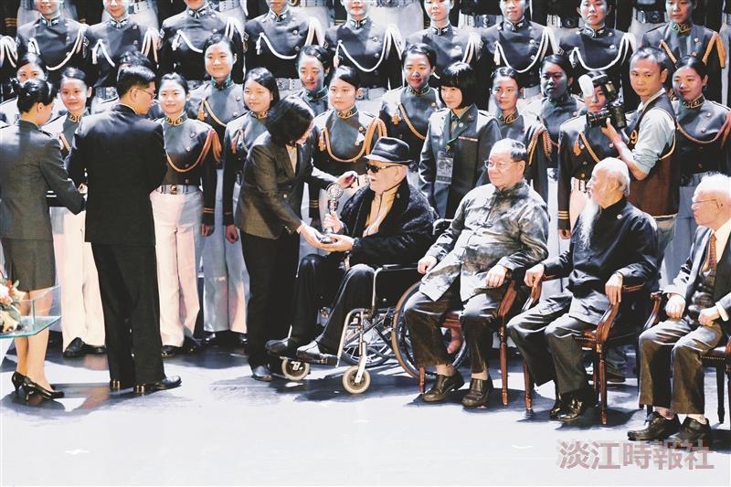 國軍文藝金像獎終身榮譽 李奇茂獲蔡總統頒獎