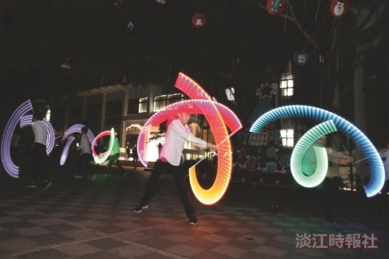 師生點燈祈福照亮淡江人