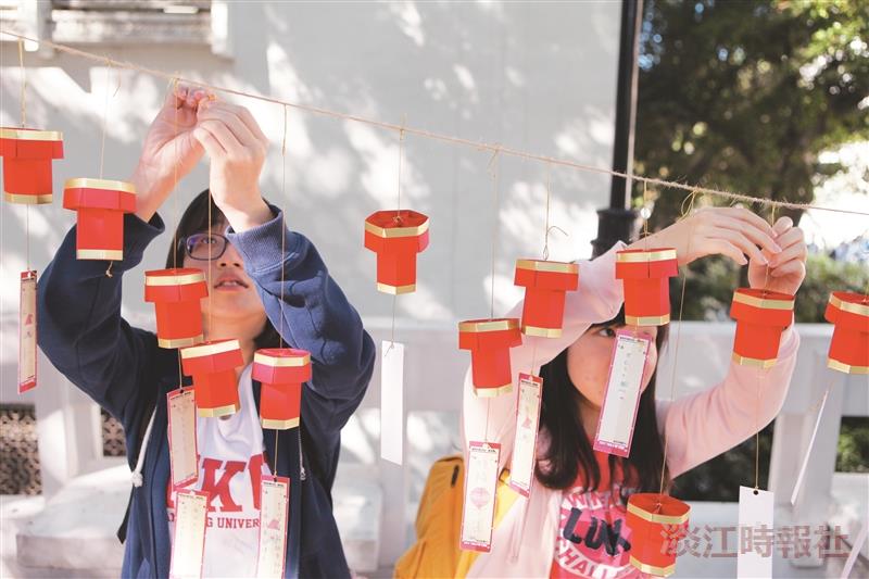 師生點燈祈福照亮淡江人