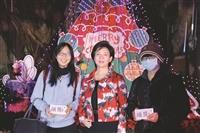 師生點燈祈福照亮淡江人