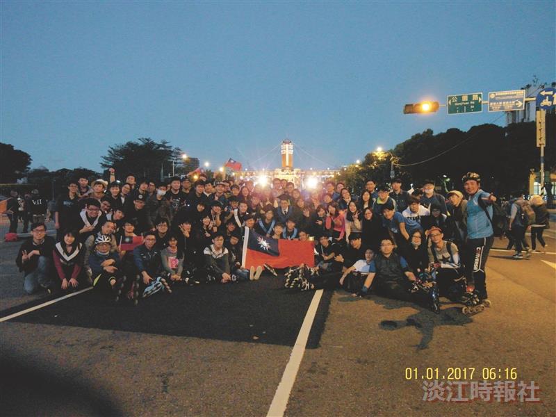 溜冰社元旦路溜50人總統府升旗