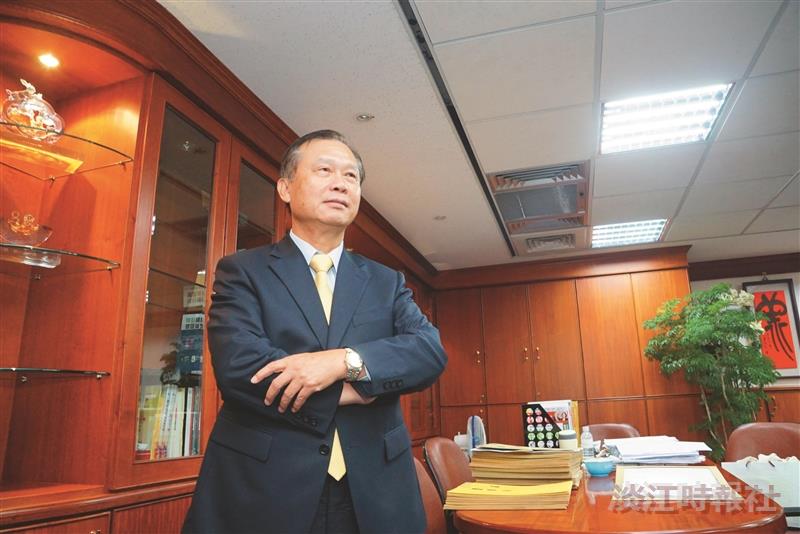 本校財金所校友周燦煌以深厚財經學養帶領臺灣企銀開創新局。（攝影／盧逸峰）