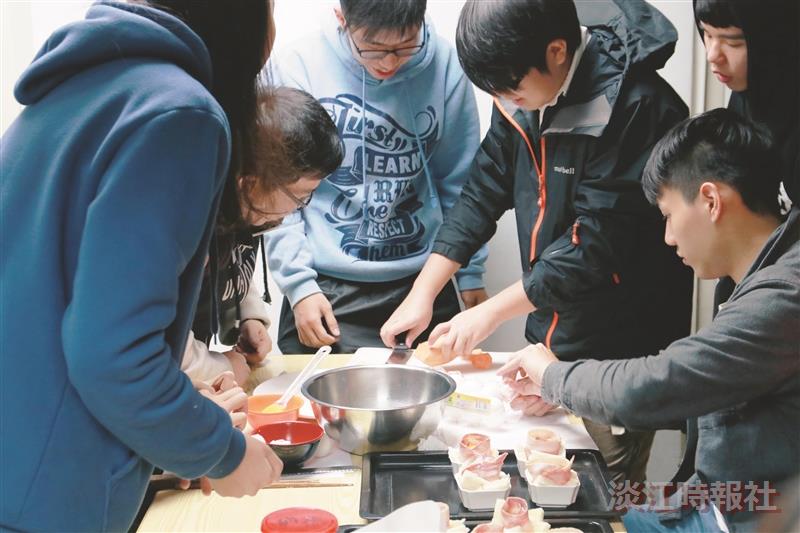 烹飪社社員七手八腳製作點心。（攝影／朱樂然）