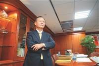 本校財金所校友周燦煌以深厚財經學養帶領臺灣企銀開創新局。（攝影／盧逸峰）
