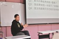 資傳系的「資訊傳播專題講座」課程中，於2日邀網路基因策略總監郭起超來校分享。（攝影／劉必允）