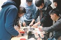 烹飪社社員七手八腳製作點心。（攝影／朱樂然）