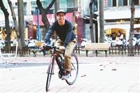 林翰博多年來，日騎單車數小時，與腳踏車幾乎形影不離。（攝影／閩家瑋）