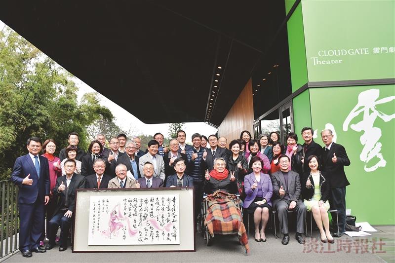 行政會議移師雲門 張校長贈畫林懷民