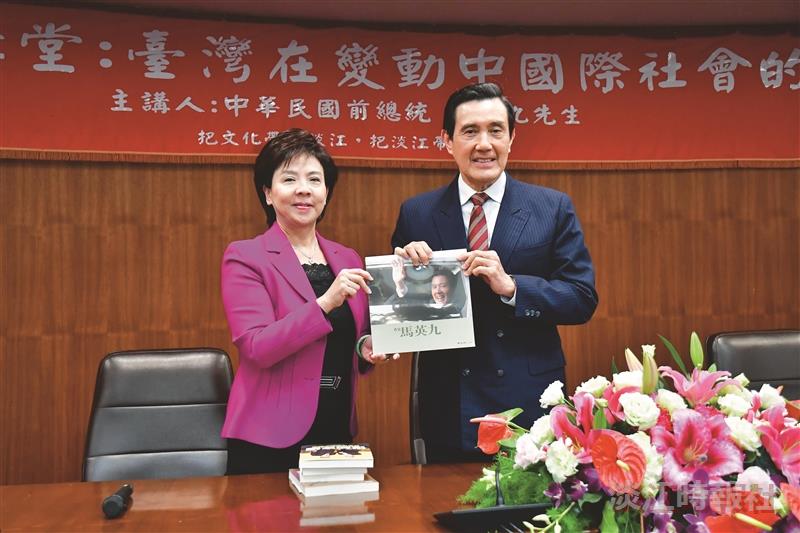 馬英九民主宮燈開講高人氣 學生搶握手