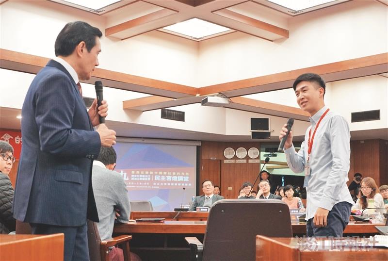 馬英九民主宮燈開講高人氣 學生搶握手
