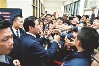 馬英九民主宮燈開講高人氣 學生搶握手