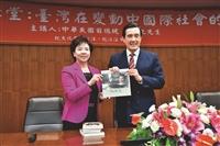 馬英九民主宮燈開講高人氣 學生搶握手