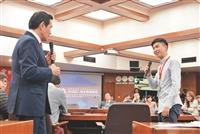 馬英九民主宮燈開講高人氣 學生搶握手