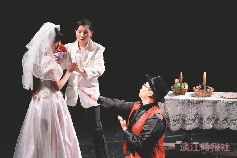 德文系畢業戲劇公演 手機打光成亮點
