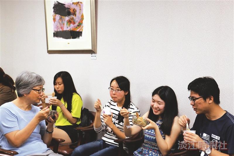 資圖系師生40人相聚端午會