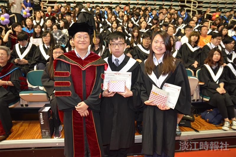 師長在台下頒發畢業證書。（攝影／盧逸峰、蔡晉宇、鍾子揚、吳冠樑、黃耀德）