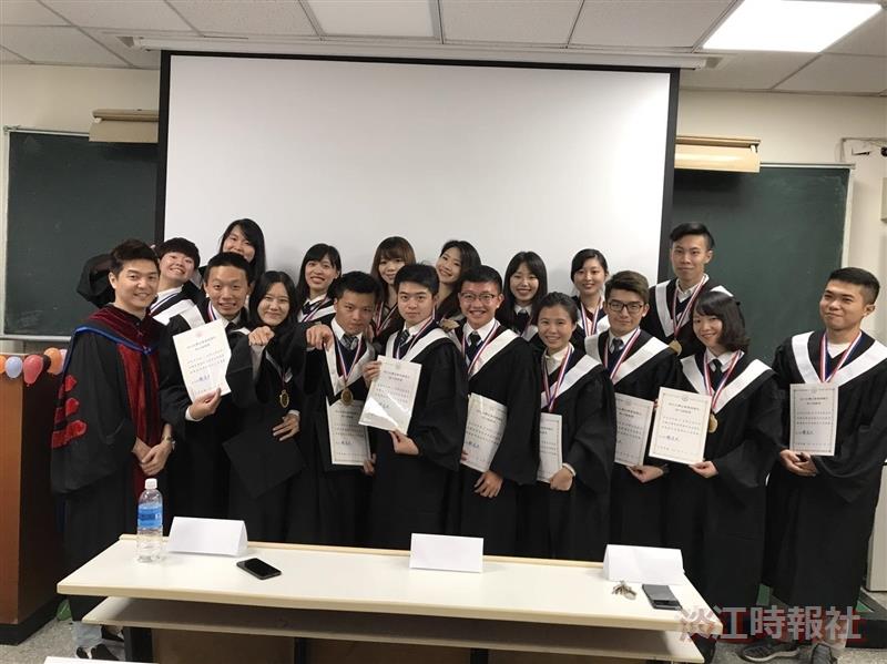 105學年度經濟系自辦畢典