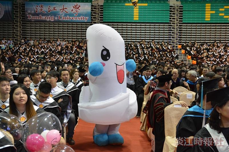 蛋捲寶寶在畢業典禮會場穿梭慶祝。（攝影／盧逸峰、蔡晉宇、鍾子揚、吳冠樑、黃耀德）