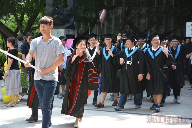 畢業生們，一同校園巡禮，回顧大學點滴。（攝影／盧逸峰、蔡晉宇、鍾子揚、吳冠樑、黃耀德）
