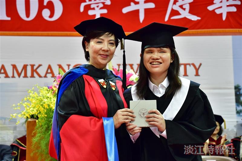 公行四張晶惠雖罹患先天性視力障礙，但仍在學業表現優異，代表171位優秀畢業生受領創辦人致贈的禮物。（攝影／盧逸峰、蔡晉宇、鍾子揚、吳冠樑、黃耀德）