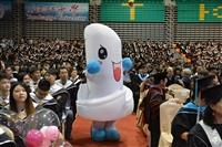 蛋捲寶寶在畢業典禮會場穿梭慶祝。（攝影／盧逸峰、蔡晉宇、鍾子揚、吳冠樑、黃耀德）