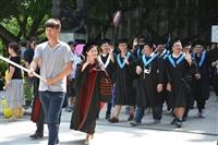 畢業生們，一同校園巡禮，回顧大學點滴。（攝影／盧逸峰、蔡晉宇、鍾子揚、吳冠樑、黃耀德）