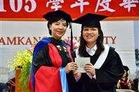 公行四張晶惠雖罹患先天性視力障礙，但仍在學業表現優異，代表171位優秀畢業生受領創辦人致贈的禮物。（攝影／盧逸峰、蔡晉宇、鍾子揚、吳冠樑、黃耀德）