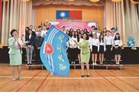 近6百大三生海外留學 張校長授旗遠航